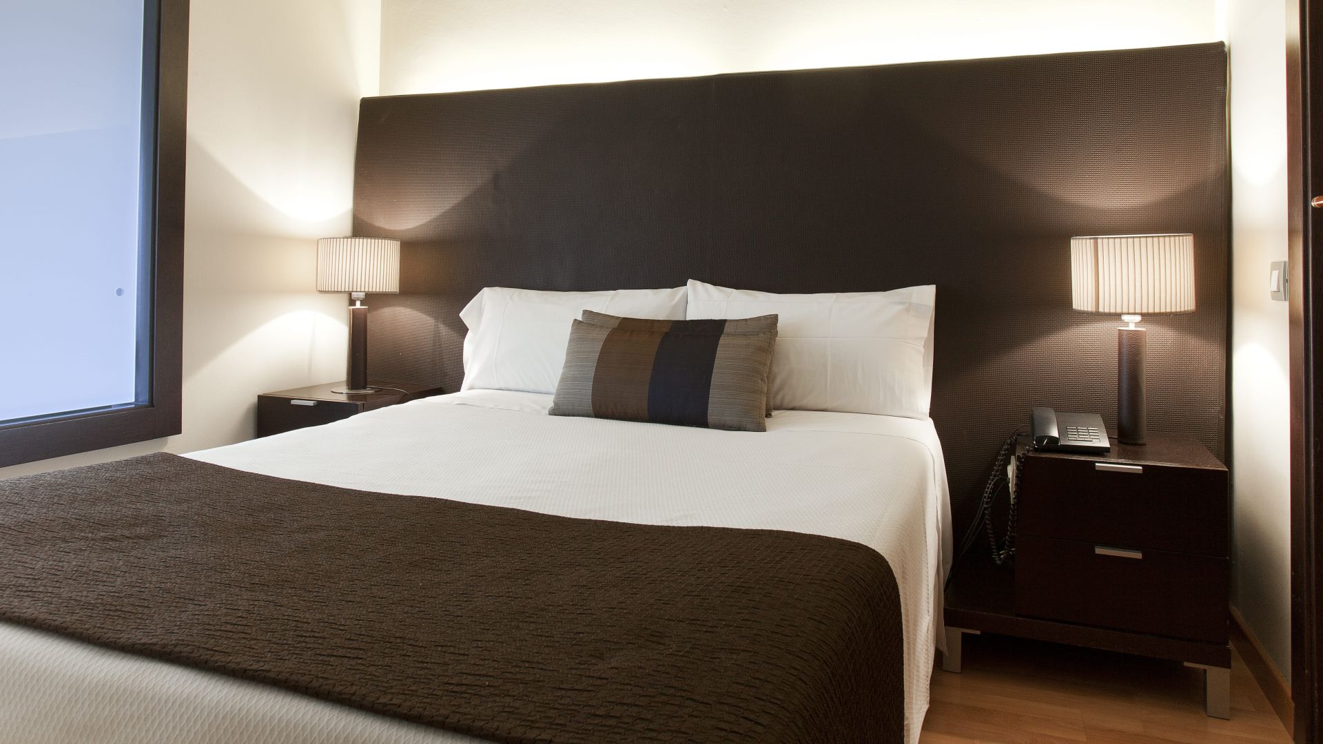 https://www.senatorbarcelona.com/resources/img/imgTxt/senator-barcelona-apartments-aparthotel-text-superior-1_25_106_1122.jpg